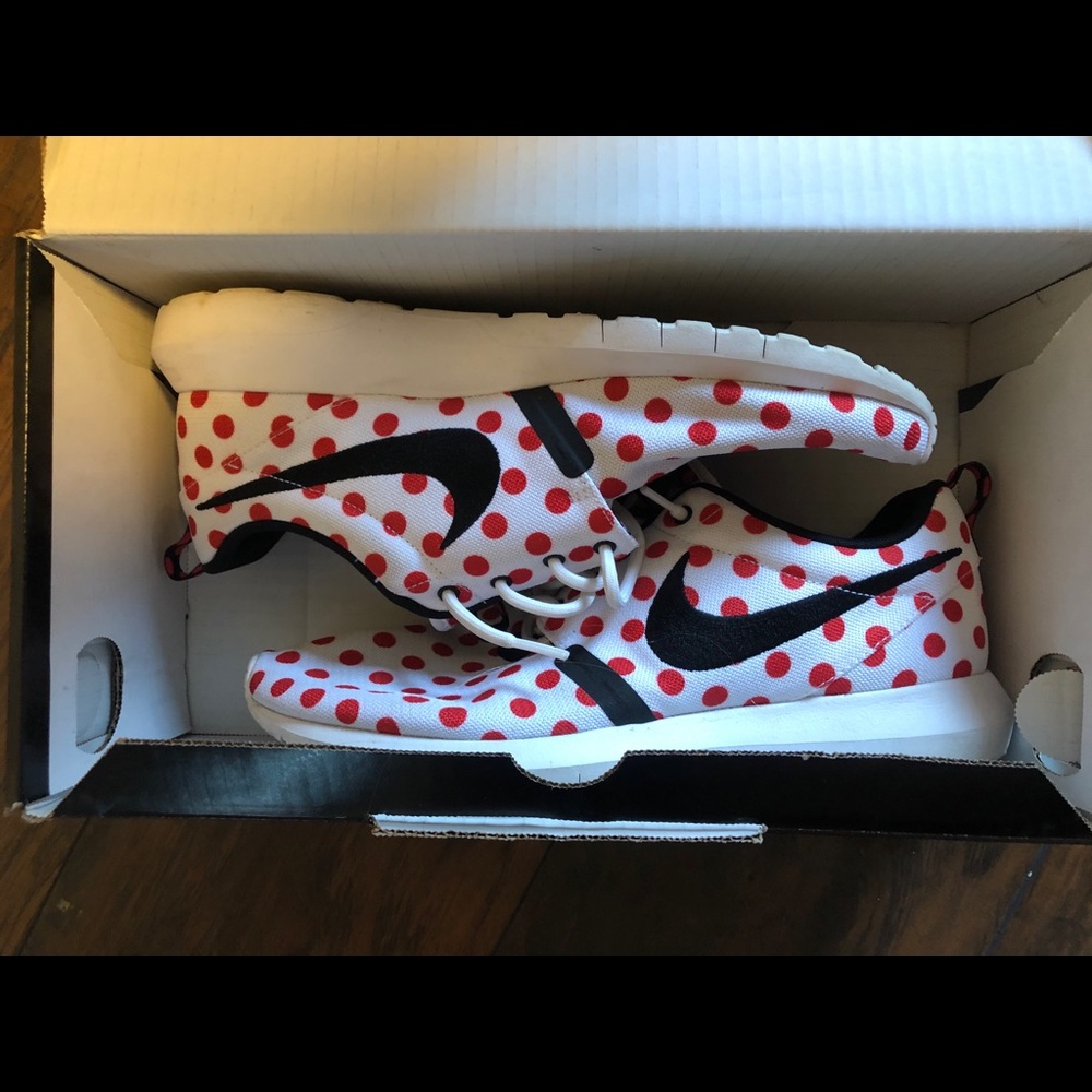 Nike Nike Roshe Run. Men’s Size 10. Polka Dot Red